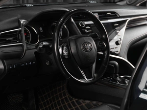 Седан Toyota Camry 2018 года, 3021000 рублей, Тюмень