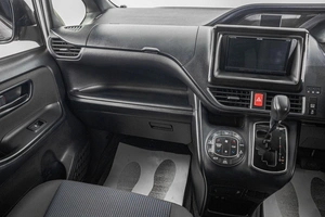 Минивэн Toyota Voxy 2018 года, 2089000 рублей, Барнаул