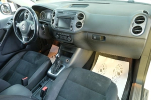 Внедорожник Volkswagen Tiguan 2012 года, 1319000 рублей, Омск