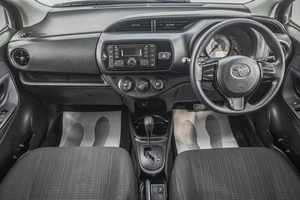 Хетчбэк Toyota Vitz 2017 года, 1049000 рублей, Барнаул