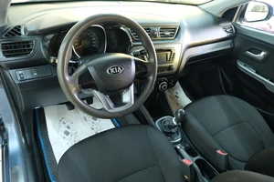 Седан Kia Rio 2013 года, 599000 рублей, Омск
