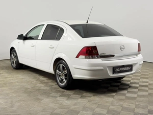 Седан Opel Astra 2011 года, 485200 рублей, Казань