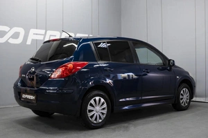 Хетчбэк Nissan Tiida 2010 года, 880000 рублей, Омск