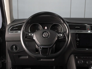 Внедорожник Volkswagen Tiguan 2018 года, 2385000 рублей, Омск