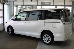 Минивэн Toyota Voxy 2016 года, 2085000 рублей, Красноярск