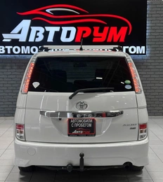 Минивэн Toyota Isis 2014 года, 1297000 рублей, Красноярск