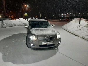 Седан Toyota Avensis 2007 года, 950000 рублей, Канск