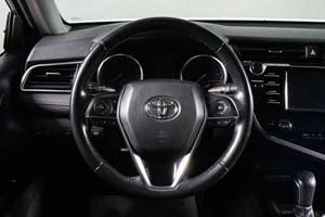 Седан Toyota Camry 2018 года, 2799000 рублей, Сургут