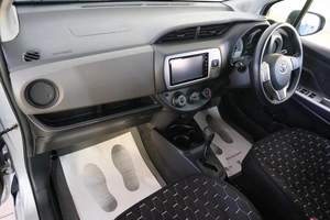 Хетчбэк Toyota Vitz 2014 года, 819000 рублей, Омск