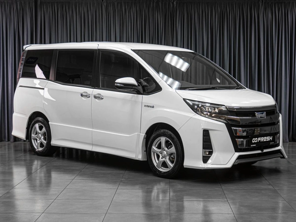 Минивэн Toyota Noah 2018 года, 2407000 рублей, Тюмень