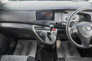 Минивэн Toyota Isis 2012 года, 1399000 рублей, Барнаул