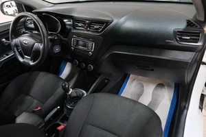 Седан Kia Rio 2015 года, 799000 рублей, Омск