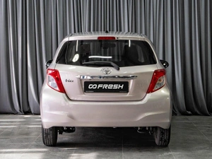 Хетчбэк Toyota Vitz 2011 года, 767000 рублей, Тюмень