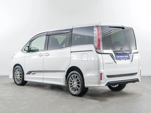 Минивэн Toyota Esquire 2018 года, 2457077 рублей, Москва