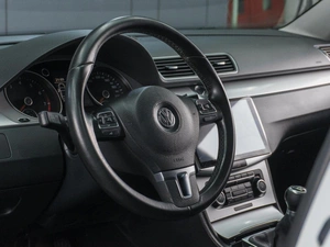 Седан Volkswagen Passat 2011 года, 1069000 рублей, Сургут