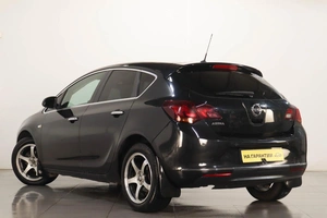 Хетчбэк Opel Astra 2013 года, 699000 рублей, Челябинск
