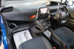 Минивэн Toyota Sienta 2015 года, 1299000 рублей, Омск