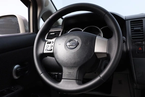 Хетчбэк Nissan Tiida 2011 года, 639000 рублей, Новосибирск