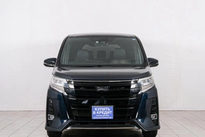 Минивэн Toyota Noah 2019 года, 2199000 рублей, Красноярск