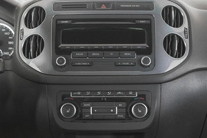 Внедорожник Volkswagen Tiguan 2011 года, 1409000 рублей, Кемерово