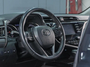 Седан Toyota Camry 2018 года, 2299000 рублей, Сургут