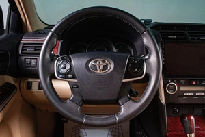 Седан Toyota Camry 2013 года, 1599000 рублей, Сургут