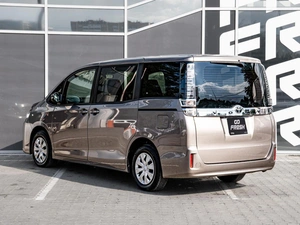 Минивэн Toyota Voxy 2018 года, 2445000 рублей, Краснодар
