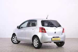 Хетчбэк Toyota Vitz 2005 года, 549000 рублей, Омск