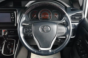 Минивэн Toyota Esquire 2017 года, 2399000 рублей, Тюмень