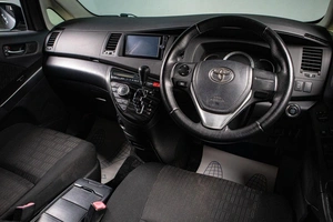 Минивэн Toyota Isis 2013 года, 1269000 рублей, Сургут