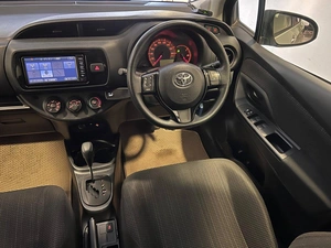 Хетчбэк Toyota Vitz 2018 года, 949000 рублей, Красноярск