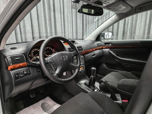 Седан Toyota Avensis 2004 года, 610000 рублей, Красноярск