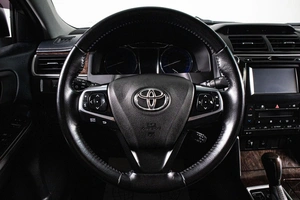 Седан Toyota Camry 2017 года, 2299000 рублей, Сургут