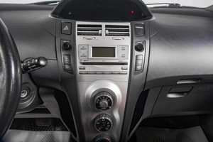 Хетчбэк Toyota Yaris 2006 года, 579000 рублей, Томск
