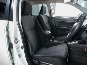 Седан Toyota Corolla Axio 2019 года, 1599000 рублей, Сургут