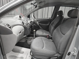 Седан Toyota Platz 2000 года, 420000 рублей, Красноярск