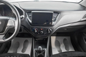 Седан Hyundai Solaris 2017 года, 989000 рублей, Барнаул