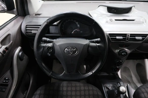 Хетчбэк Toyota iQ 2009 года, 899000 рублей, Омск
