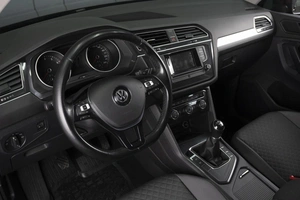 Внедорожник Volkswagen Tiguan 2017 года, 1980000 рублей, Омск