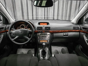 Седан Toyota Avensis 2004 года, 610000 рублей, Красноярск