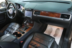 Внедорожник Volkswagen Touareg 2013 года, 2099000 рублей, Омск