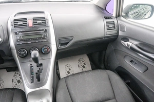 Хетчбэк Toyota Auris 2011 года, 999000 рублей, Красноярск