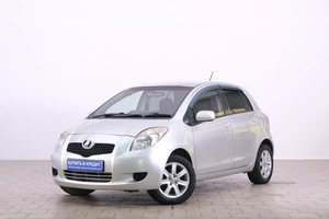 Хетчбэк Toyota Vitz 2005 года, 549000 рублей, Омск