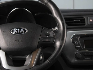 Седан Kia Rio 2013 года, 890000 рублей, Омск