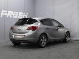Хетчбэк Opel Astra 2010 года, 530000 рублей, Омск