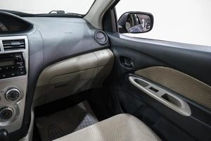 Седан Toyota Yaris 2007 года, 559000 рублей, Новокузнецк