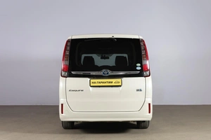 Минивэн Toyota Esquire 2015 года, 2199000 рублей, Новосибирск