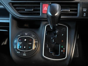 Минивэн Toyota Voxy 2016 года, 1999000 рублей, Кирилловка