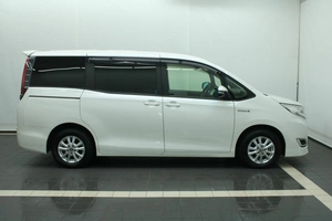 Минивэн Toyota Noah 2017 года, 2490000 рублей, Красноярск