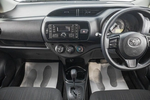 Хетчбэк Toyota Vitz 2017 года, 1049000 рублей, Барнаул